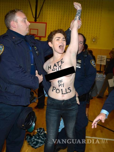 $!Dos activistas de Femen protestan contra Trump
