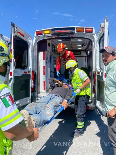 Vuelca tráiler en la carretera 57 y provoca incendio tras derribar poste de alta tensión
