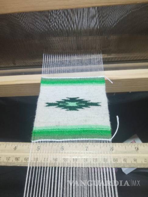 $!El sarape es una de las prendas que ofertan en esta nueva plataforma que busca impulsar la venta de artesanías.