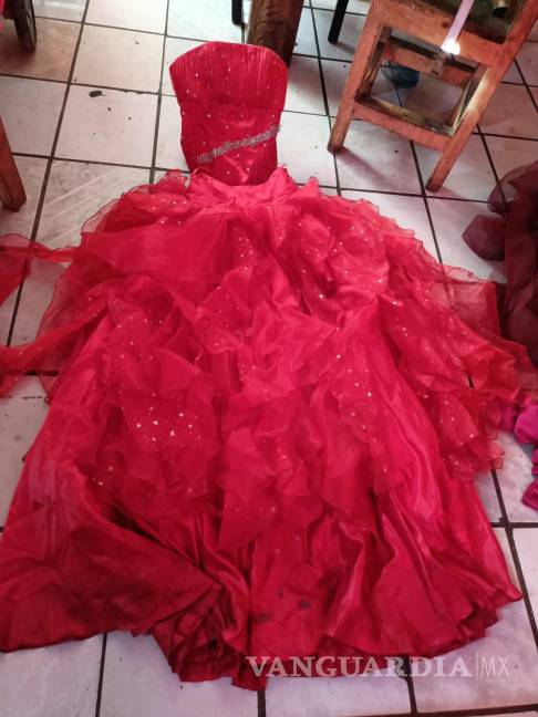 Taxistas de Saltillo sorprenden con fiesta de XV años a joven con discapacidad