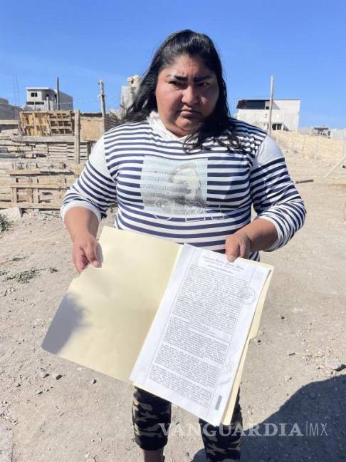 $!Sandra Leticia Torres Pérez solicitó la intervención de autoridades para liberar la vialidad y reparar los daños.