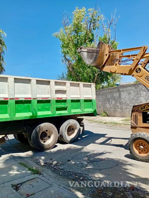 $!Brigadistas municipales llevaron a cabo labores de descacharrización para prevenir focos de infección en colonias.