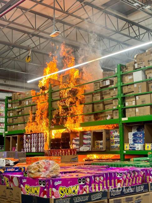 $!El incendio comenzó dentro de la tienda Bodega Aurrera, a las 20:00 horas, cuando el fuego se propagó rápidamente por el área de bodega, desatando la emergencia..