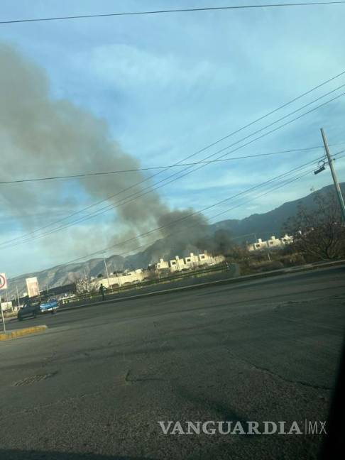 $!Debido a la oscuridad el fuego se apreció una columna de humo que pudo ser observada desde distintos puntos de la ciudad.