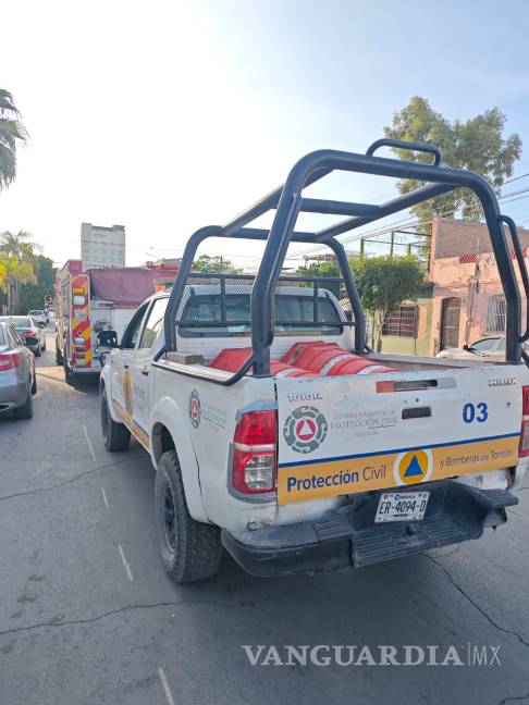 $!Elementos de Protección Civil y Bomberos auxiliaron a un hombre que quedó atrapado en un elevador en el Centro de Torreón.