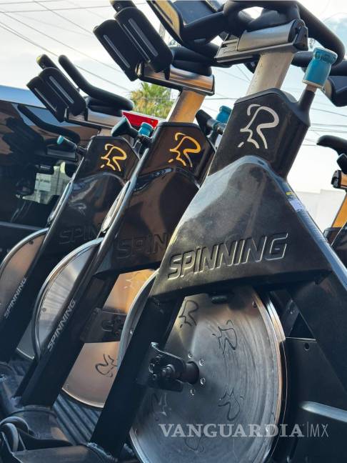 $!Decenas de personas coinciden en los gimnasios durante las horas pico.