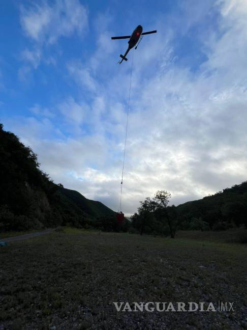 Combaten por vía aérea incendio en ‘El Diente’, al sur de Monterrey