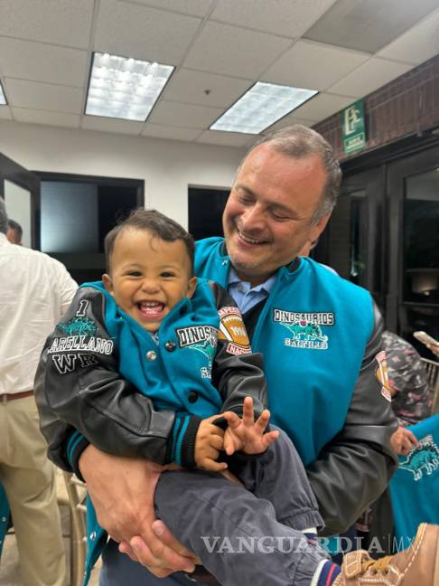 $!Un momento especial se vivió con el pequeño Zeus, quien también recibió su chamarra personalizada como nuevo integrante simbólico.