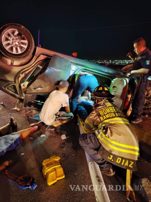$!Cuerpos de emergencia valoran al conductor y copiloto, ambos con lesiones graves tras el aparatoso accidente.