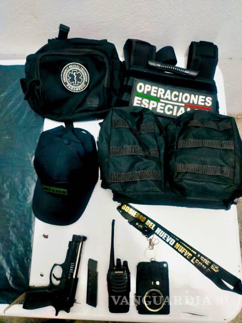 Cae joven que se hacía pasar por policía y vestía chaleco con la leyenda “Operaciones especiales”, en NL