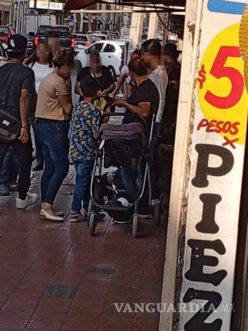 $!La multitud en la calle dificultó que el menor viera la tapa defectuosa, donde sufrió la lesión.