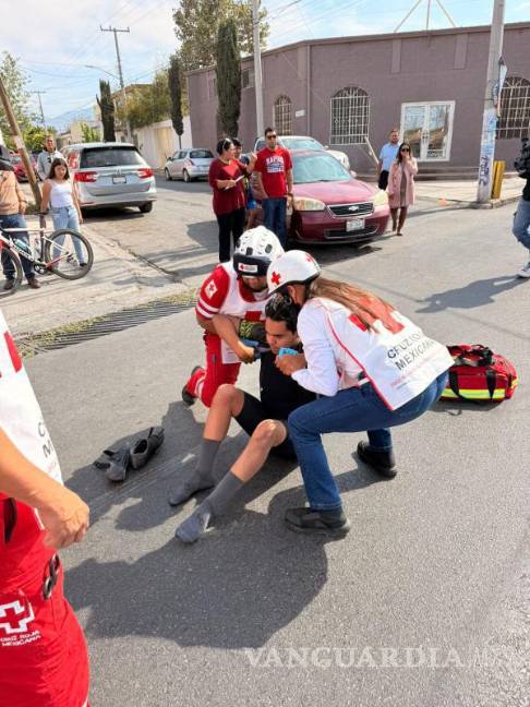 $!Paramédicos de la Cruz Roja atendieron al joven ciclista, quien presentó dolor en la pierna derecha.