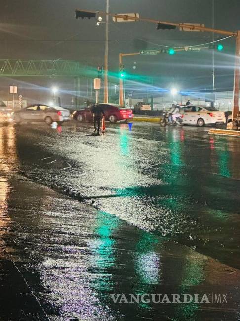 $!Las fuertes lluvias impiden ver el enorme bache.