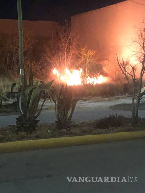 $!Incendio en colonia Los Arcos. FOTO: JUAN FRANCISCO VALDÉS