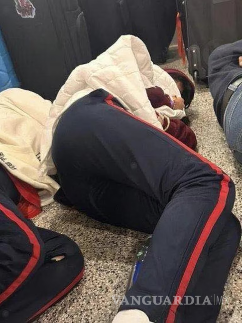 $!Alumnos de La Salle llevan más de 40 horas varados en el aeropuerto de Londres