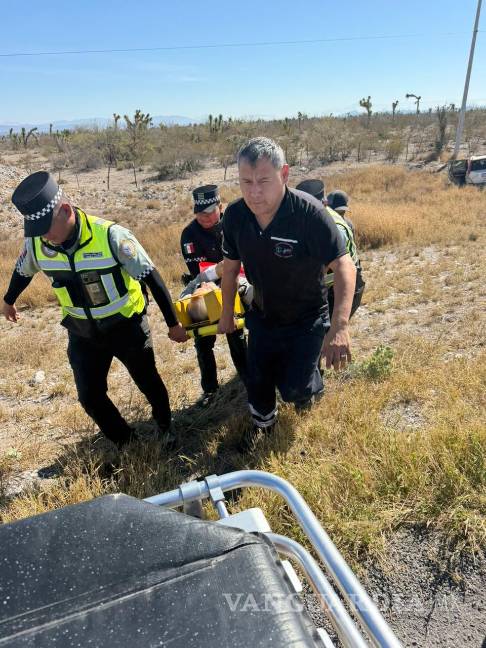 Adulto mayor sufre volcadura en la carretera a Monclova