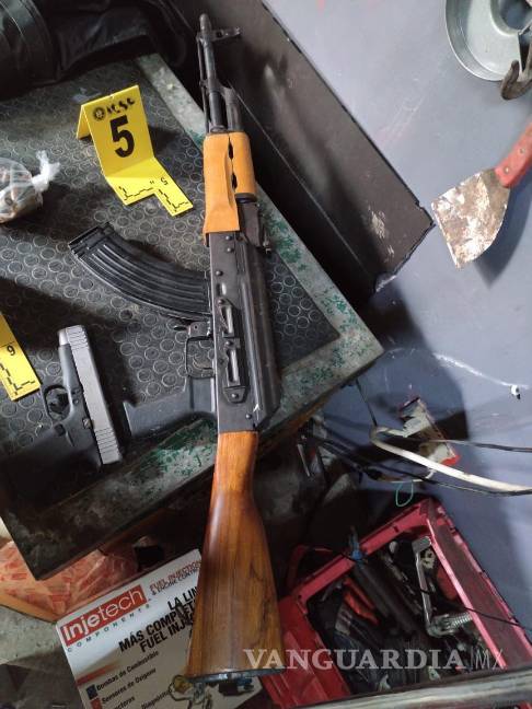 Agentes catean dos viviendas en Monterrey por narcomenudeo