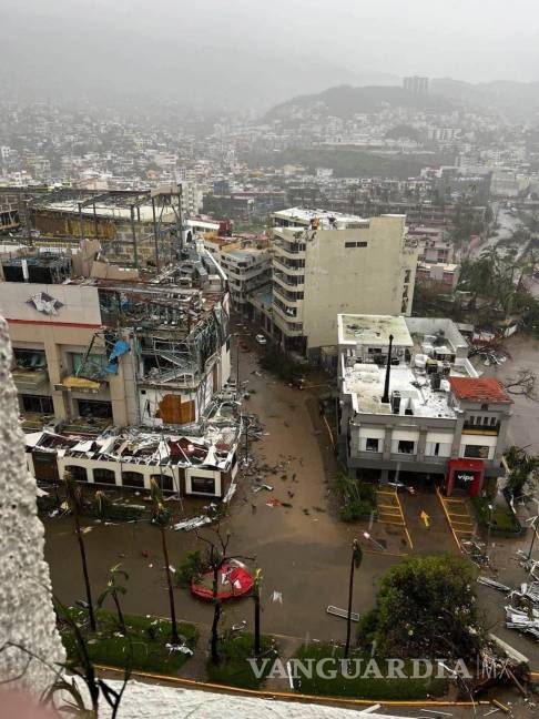 $!Vista aérea de plazas, hoteles y calles lucen destruidas tras la entrada del huracán Otis al puerto de Acapulco.