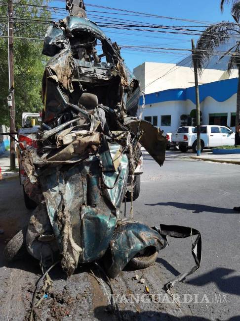 Hallan un “vocho” atorado en el drenaje pluvial de Monterrey