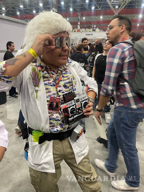 Enloquece el ‘Doc Brown’ a los fanáticos de ‘Volver al Futuro’, en Monterrey