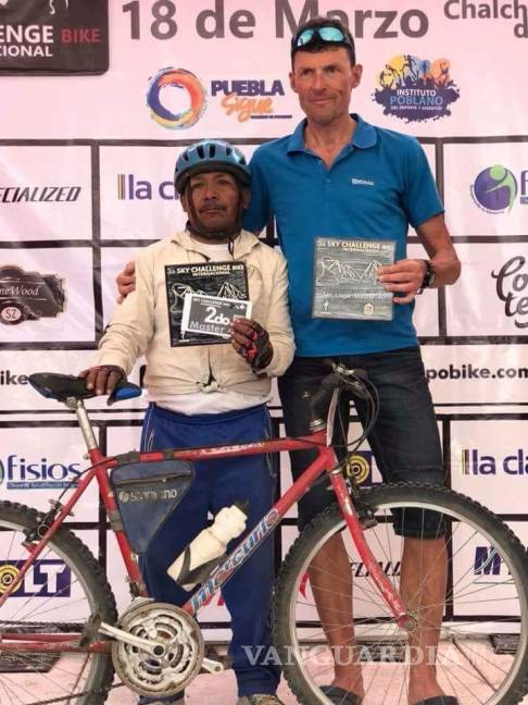 $!Don Maximiliano se hace viral por quedar en segundo lugar de la carrera más difícil de México, en una bicicleta de 'panadero'