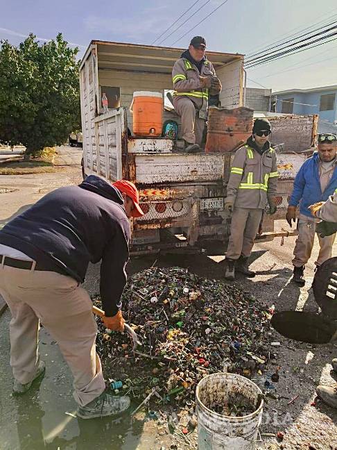 $!Lanzar tapas a la vía pública se convierte en todo un problema.