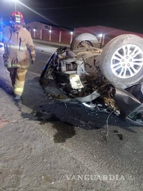 $!El vehículo quedó severamente dañado tras el choque y posterior volcadura.