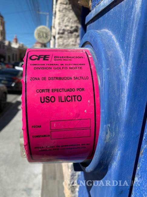 $!La CFE colocó un sello de corte en el bar por uso ilícito de energía, según vecinos.