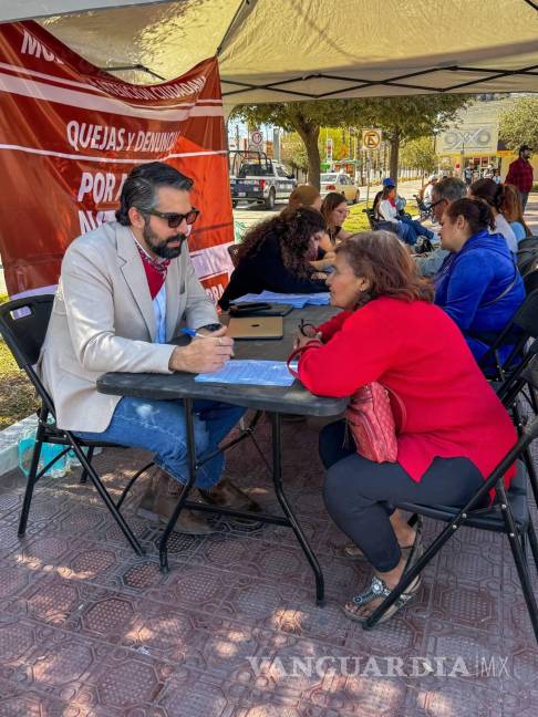$!El diputado local estuvo acompañado por la abogada Gabriela Díaz Salinas, quien brindó asesoría legal a los asistentes y explicó el procedimiento para canalizar las denuncias ante las instancias correspondientes.