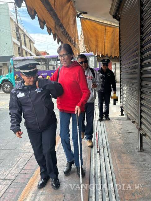 $!Los oficiales de la Policía Turística facilitan el tránsito a peatones con discapacidad visual en calles concurridas.