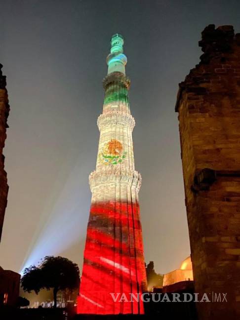 $!Una vista del majestuoso monumento de Qutub Minar en Nueva Delhi se iluminó con los colores de la bandera mexicana.