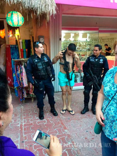 $!Un policía federal le prestó su rifle a un turista para posar en foto
