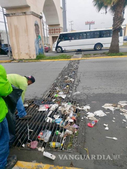 $!La basura que los saltillenses arrojan en las calles, tapa las coladeras, provocando se inunden las vialidades.