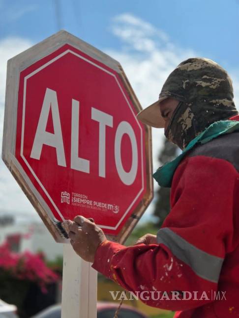 $!El SIMV trabaja en la limpieza, pintura y reposición de vinil reflectivo en la señalética urbana.