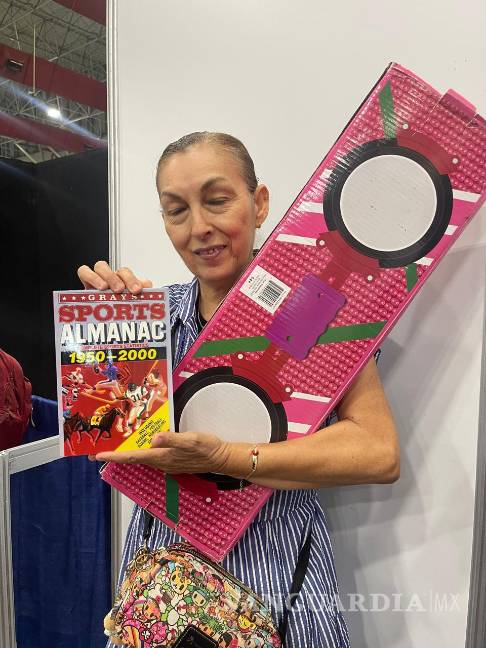 Enloquece el ‘Doc Brown’ a los fanáticos de ‘Volver al Futuro’, en Monterrey