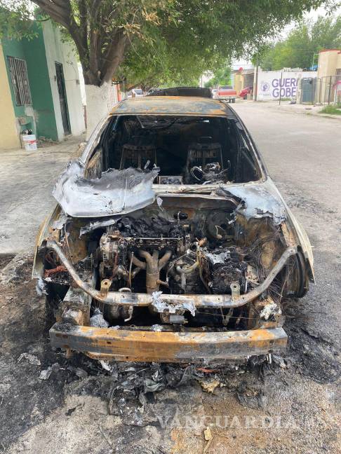 $!Fernando Rodríguez, titular de la página de Facebook “Noticias en la Web”, realizó una transmisión en vivo del incidente, diciendo que al parecer se había debido a un corto circuito que se habían desatado las llamas.