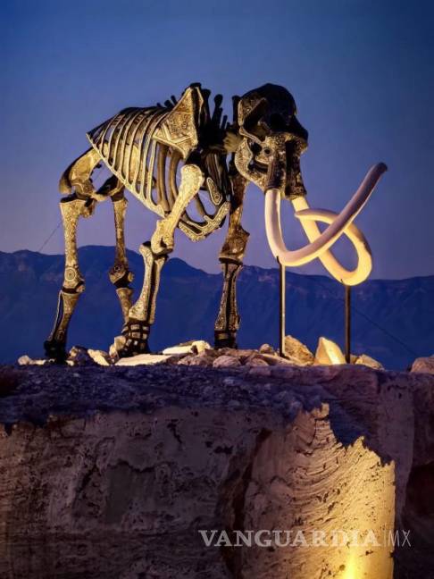 $!El Mamut Colombino, de acero y resinas epóxicas, reposando en lo más alto de la mina, uniendo arte y naturaleza en Cuatro Ciénegas.