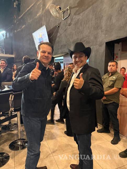 $!Julión Álvarez durante su asistencia al Segundo Informe Ciudadano del Gobernador, acompañado de autoridades locales.