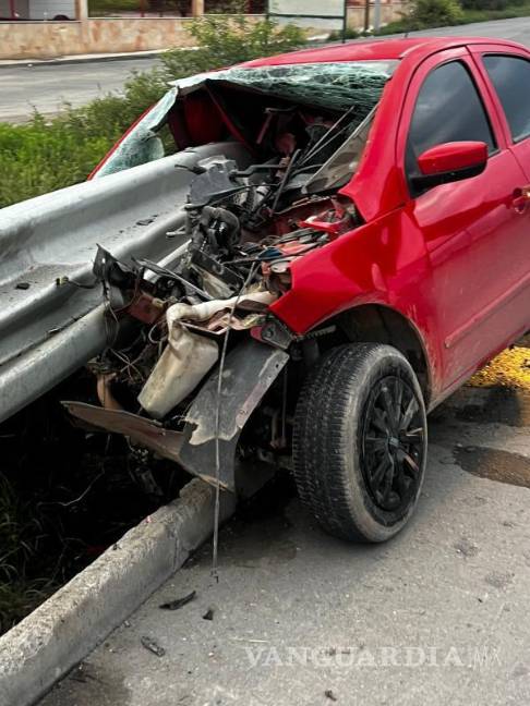 $!El vehículo quedó destrozado tras salirse del camino e impactarse contra la contención.