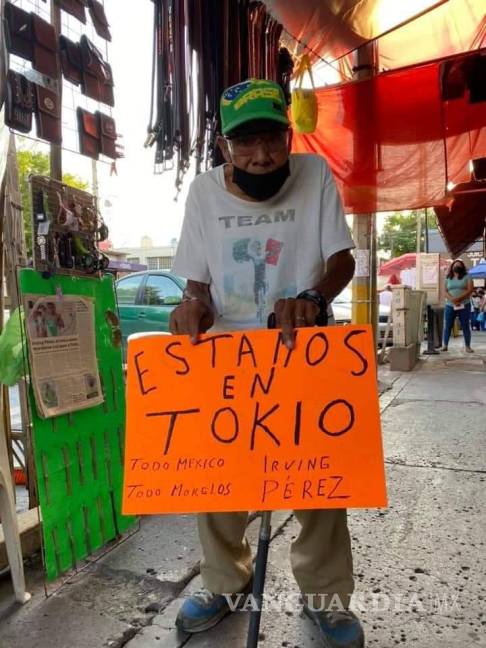 $!Desde puesto ambulante, abuelo apoya a triatleta mexicano en Tokio 2020