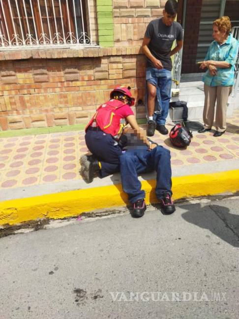 $!Los paramédicos atendieron a los heridos en el lugar del accidente.