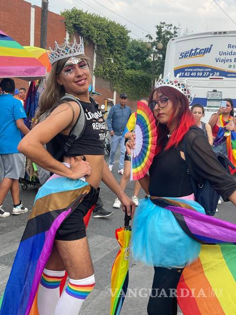 Desafían altas temperaturas en la 23 Marcha del Orgullo Nuevo León