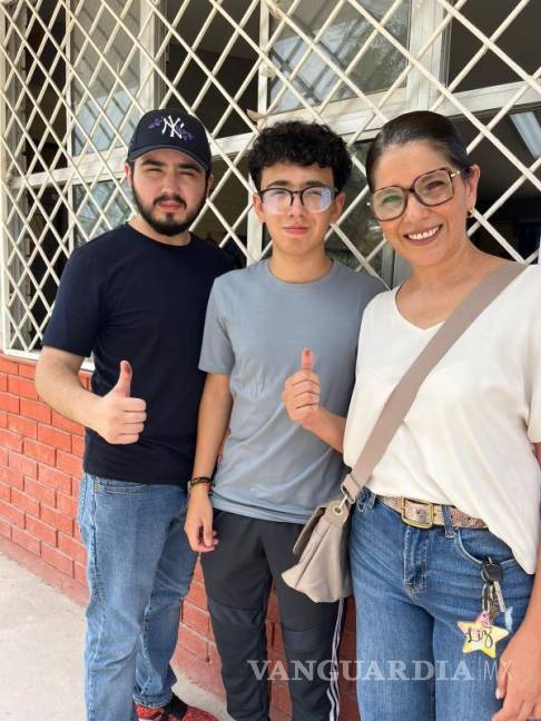 $!Liz Felán de Movimiento Ciudadano, ejerció su voto en la escuela Nicolás Bravo en Estancias.