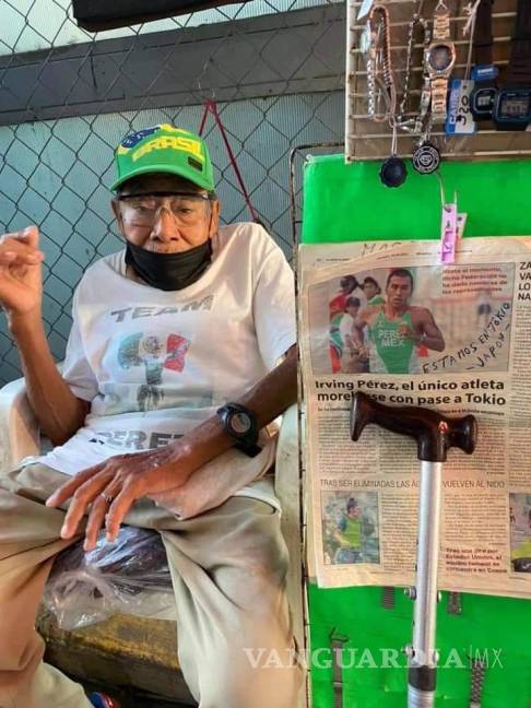 $!Desde puesto ambulante, abuelo apoya a triatleta mexicano en Tokio 2020