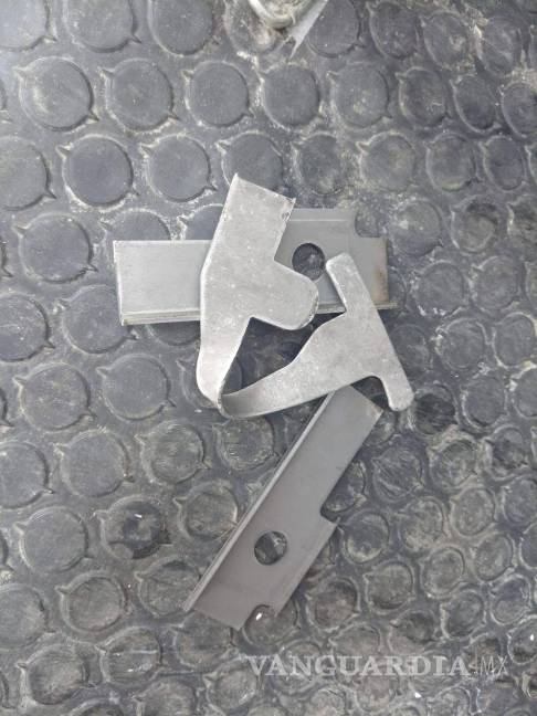 Caos en la Monterrey-Saltillo: más de 30 vehículos afectados por derrame de pedacería metálica