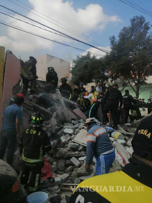 $!Vecinos y autoridades colaboran para retirar escombros y atender heridos tras explosión en colonia Pensil, CDMX