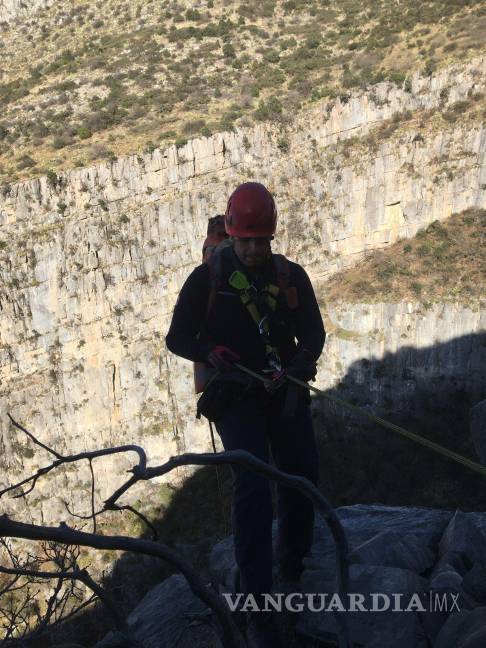 $!Daniel Eduardo Chávez Palacios fue auxiliado con hidratación y alimentos antes de ser asegurado con un arnés para su rescate exitoso.