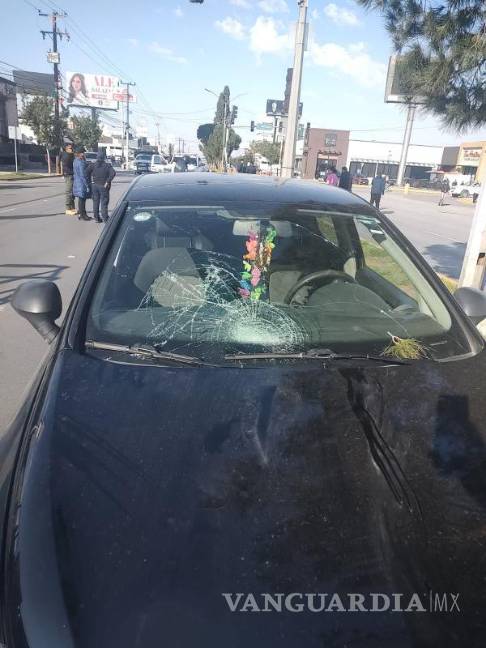 $!En el parabrisas del automóvil quedó registrado el impacto de la víctima.