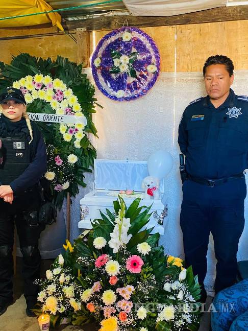 $!Elementos de la Policía Municipal acudieron al domicilio para entregar flores y pan, además de brindar apoyo a la familia durante el velorio de la menor.
