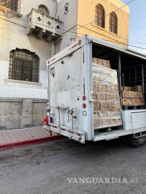 $!El camión de Heineken se estacionó en un lugar prohibido para descargar mercancía.